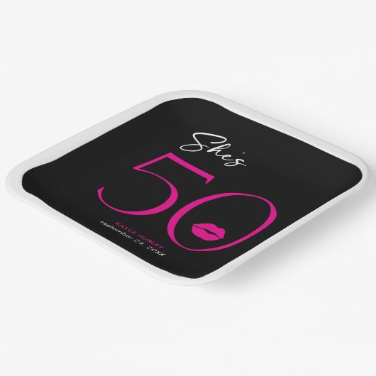 Moderne Minimal Pink Lips Sie ist fünfzig Geburtst Pappteller (Gewinkelt)