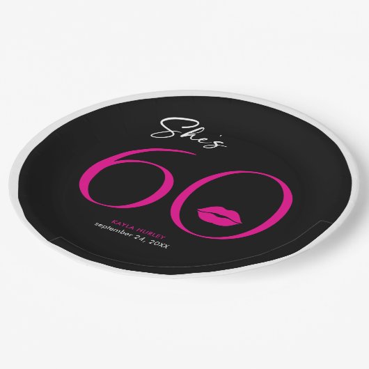 Moderne Minimal Pink Lips Sie ist sechzig Geburtst Pappteller (Schrägansicht)