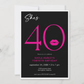 Moderne Minimal Pink Lips Sie ist vierzig Geburtst Einladung (Vorderseite)