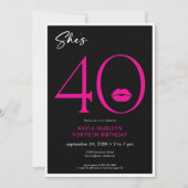 Moderne Minimal Pink Lips Sie ist vierzig Geburtst Einladung (Vorderseite)