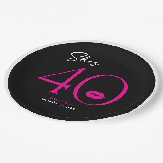 Moderne Minimal Pink Lips Sie ist vierzig Geburtst Pappteller (Schrägansicht)