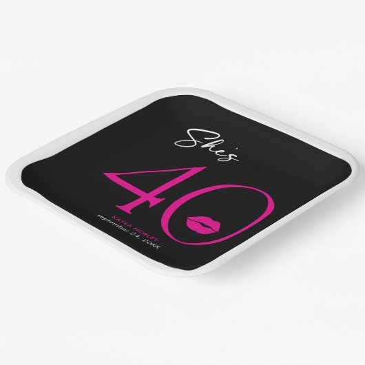 Moderne Minimal Pink Lips Sie ist vierzig Geburtst Pappteller (Gewinkelt)