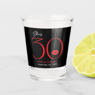 Moderne Minimal Red Lips Sie ist 30 Geburtstag Schnapsglas