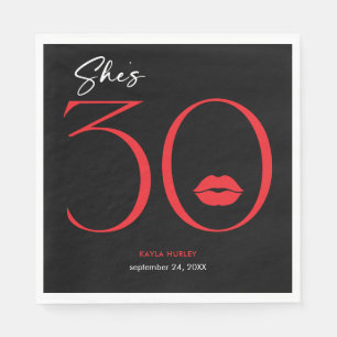 Moderne Minimal Red Lips Sie ist 30 Geburtstag Serviette