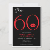 Moderne Minimal Red Lips Sie ist sechzig Geburtsta Einladung (Vorderseite)