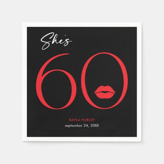 Moderne Minimal Red Lips Sie ist sechzig Geburtsta Serviette (Vorderseite)