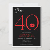 Moderne Minimal Red Lips Sie ist vierzig Geburtsta Einladung (Vorderseite)