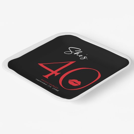 Moderne Minimal Red Lips Sie ist vierzig Geburtsta Pappteller (Gewinkelt)