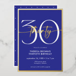 Moderne Minimal Royal Blue Thirty Script Geburtsta Folieneinladung<br><div class="desc">Die moderne und schicke Einladung zum Geburtstag verbindet klassisches Königsblau und Weiß mit Akzenten echter Goldfolie. Es ist minimales Design ist ein einfaches und lustiges Design,  um den Meilenstein Geburtstag zu feiern. Diese Version der Karte hat einen skurrilen kleinen Polka-Punkt zurück. Erstellt von der einfachen Farmhouse Press.</div>