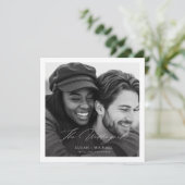 Moderne Minimal Script Foto Budget Square Hochzeit Einladung (Stehend Vorderseite)