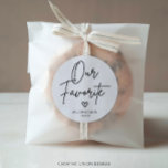 Moderne Minimal unsere bevorzugte Gastgeschenk Hoc Runder Aufkleber<br><div class="desc">Diese modernen Minimalistisch Unsere Lieblings-Gastgeschenk Hochzeit-Aufkleber sind perfekt für eine minimalistische Hochzeit oder eine moderne Hochzeit. Dieses einfache Design verfügt über einen Handskript-Schriftart, der für Ihre Veranstaltung perfekt geeignet ist. Anpassbar alle Formulierungen in jeder Farbe. Sie können auch jedes Bild hinzufügen, wenn Sie möchten! Personalisieren Sie diese Gastgeschenk Hochzeit Aufkleber...</div>