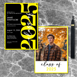 Moderne Minimal Yellow Typografy Graduation Party Einladung