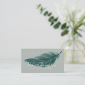 Moderne minimale dunkelgrüne elegante Boho Feder Visitenkarte (Stehend Vorderseite)