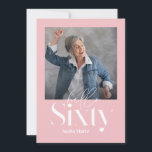 Moderne minimale einfach gürtelrosa 60. Geburtstag Einladung<br><div class="desc">Moderne minimale Typografie einfaches Foto mädchenhaft rosa und weiß 60. Geburtstagseinladung. Teil einer zeitgenössischen Sammlung.</div>