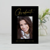 Moderne minimale, einzigartige Ink Script Graduate Folieneinladung (Stehend vorne)