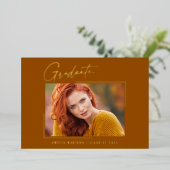 Moderne minimale, einzigartige Ink Script Graduate Folieneinladung (Stehend vorne)