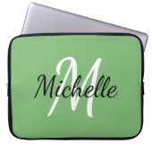 Moderne minimale grüne Monogrammbezeichnung + Init Laptopschutzhülle (Vorderseite)