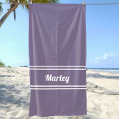 Moderne minimale Monogram Script-Vorlage Lila Strandtuch