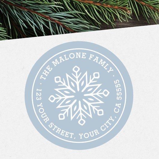Moderne minimale Schneeflocken staubige blaue Rück Runder Aufkleber