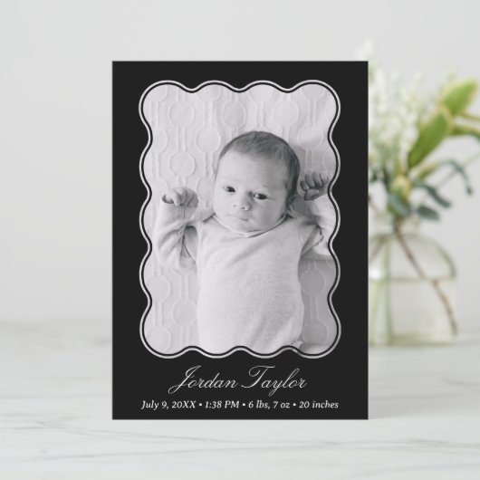 Moderne minimale Schwarz & Weiß Neugeborene Geburt Ankündigung (Stehend Vorderseite)