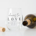 Moderne Minimale Skripte beruhigen die Gastgeschen Weinglas Ohne Stiel<br><div class="desc">Ein wunderschönes,  minimalistisches Hochzeitsdesign,  das auf der Typografie basiert und "Beifall zur Liebe",  Ihre Namen und Ihr Hochzeitsdatum in einer eleganten Kombination aus handgeschriebener Schrift und klassischer Serifenschrift darstellt.</div>