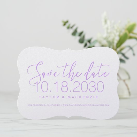 Moderne minimale Skripthalterung Lilac Save the Da Date (Stehend Vorderseite)