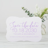 Moderne minimale Skripthalterung Lilac Save the Da Save The Date (Stehend Vorderseite)