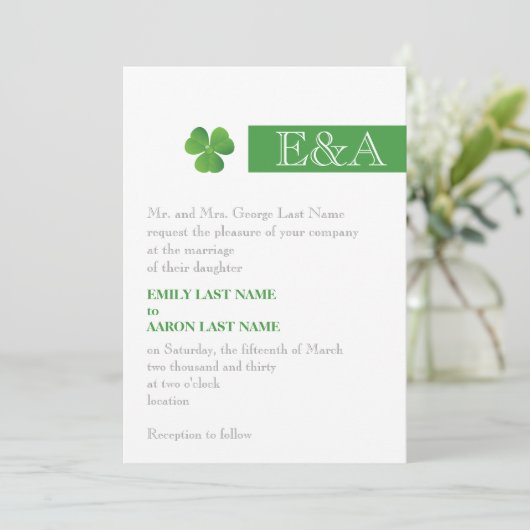 Moderne minimale Streifen & Kleeblatt grüne irisch Einladung (Stehend Vorderseite)