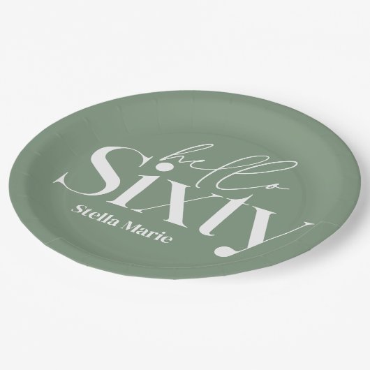 Moderne minimale Typografie sage grün 60. Geburtst Pappteller (Schrägansicht)