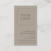 Moderne minimale vertikale Logo QR Code Taupe Brow Visitenkarte (Vorderseite)