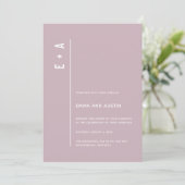 Moderne Minimalinitials Pastel Lila Hochzeit Einladung (Stehend Vorderseite)