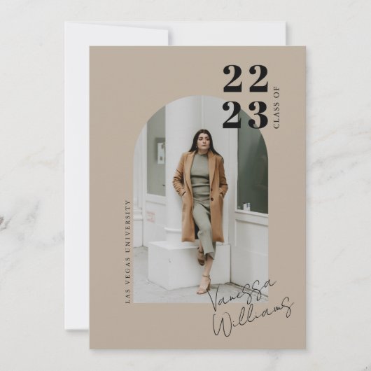 Moderne Minimalistisch Arch Foto Graduation Party Einladung (Vorderseite)