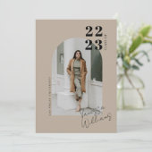 Moderne Minimalistisch Arch Foto Graduation Party Einladung (Stehend Vorderseite)