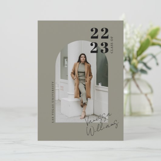 Moderne Minimalistisch Arch Foto Graduation Party Einladung (Stehend Vorderseite)