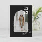 Moderne Minimalistisch Arch Foto Graduation Party Einladung (Stehend Vorderseite)