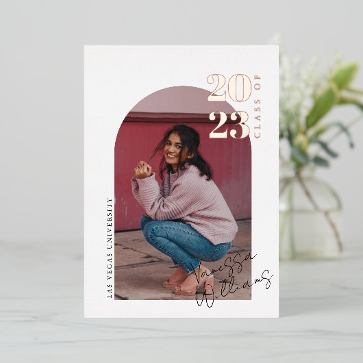 Moderne Minimalistisch Arch Foto Graduation Party Folieneinladung (Stehend vorne)