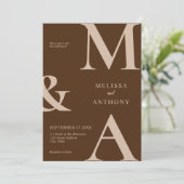 Moderne Minimalistisch-Braun-Hochzeit Einladung (Stehend Vorderseite)