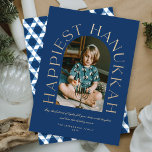 Moderne Minimalistisch glücklichste Hanukkah Arc F<br><div class="desc">Dieses stilvolle und minimalistische Design der Visitenkarte zeichnet sich durch eine Bogenfoto-Vorlage und große klassische Imitate mit Goldfolie aus, die in den Worten "HAPPIEST HANUKKAH" rund um den Bogen auf dunkelblauem Hintergrund einhüllt. Weitere Wünsche und der Familienname befinden sich ganz unten. Die Rückseite der Karte ist mit einem modernen und...</div>