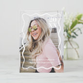 Moderne Minimalistisch rosa Wavy Foto Graduation P Einladung (Stehend Vorderseite)