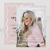 Moderne Minimalistisch rosa Wavy Foto Graduation P Einladung (Vorne/Hinten)