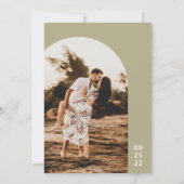 Moderne Minimalistisch Sage Green Foto Arch Weddin Einladung (Rückseite)