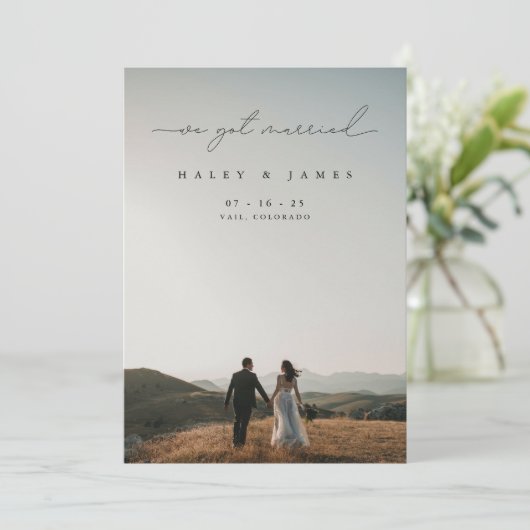 Moderne Minimalistisch Wir Got Verheiratete Foto H Ankündigung (Stehend Vorderseite)