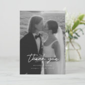 Moderne minimalistische 2-Foto-Script-Hochzeit Dankeskarte (Stehend Vorderseite)