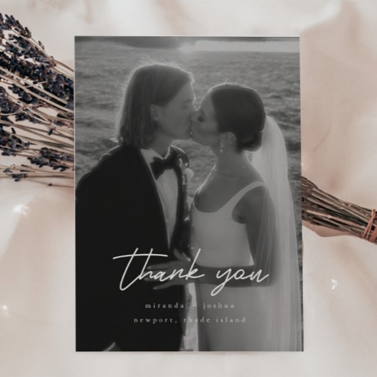 Moderne minimalistische 2-Foto-Script-Hochzeit Dankeskarte