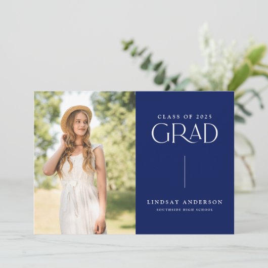 Moderne Minimalistische 3-Foto-Graduierungspartei Einladung (Stehend Vorderseite)