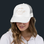 Moderne Minimalistische Bachelorette Bridesmaid Truckerkappe<br><div class="desc">Ob Sie die Braut sind oder die Trauzeugin, die ein stilvolles Geschenk für Ihre Brautmädchen suchen, der moderne Minimalistische Bachelorette Bridesmaid Trucker Hat ist die perfekte Wahl. Konzipiert, um sich mit der "Chloe" Wedding Invitation Collection abzustimmen. Klicken Sie auf "Details", um Details zu ändern. Um den Text zu verschieben oder...</div>