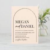 Moderne Minimalistische Beige Arch Wedding Einladung (Stehend Vorderseite)