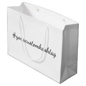 Moderne minimalistische benutzerdefinierte Hashtag Große Geschenktüte (Rückseite Schrägansicht)