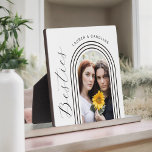 Moderne Minimalistische Besties BESTE FREUNDIN Fot Fotoplatte<br><div class="desc">Dieses moderne Design ist ein besonderes Geschenk für Ihre BESTE FREUNDIN, Ihre oder besonders nahe, und verfügt über eine moderne geometrische Bogenrahmenvorlage, die Sie mit Ihrem ausgewählten Foto personalisieren. Feiern Sie Ihre Freundschaft und besondere Zeiten zusammen mit dieser individuellen Plakette, die Ihre besondere Bindung und Hingabe zueinander symbolisiert. Hier mit...</div>