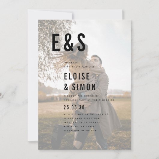 Moderne Minimalistische Big Bold Monogram Foto Wed Einladung (Vorderseite)